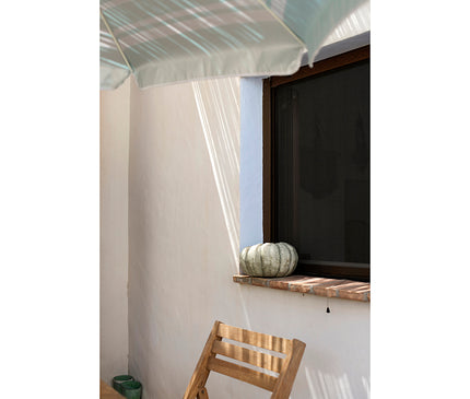 Vista de una calabaza en el alféizar de una ventana