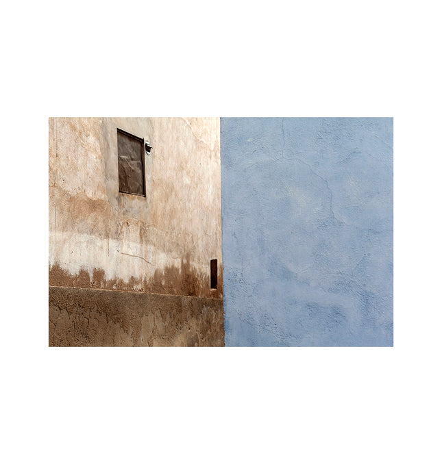 Calle entre dos colores