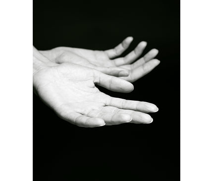 Manos de mujer en estudio fotográfico con fondo negro