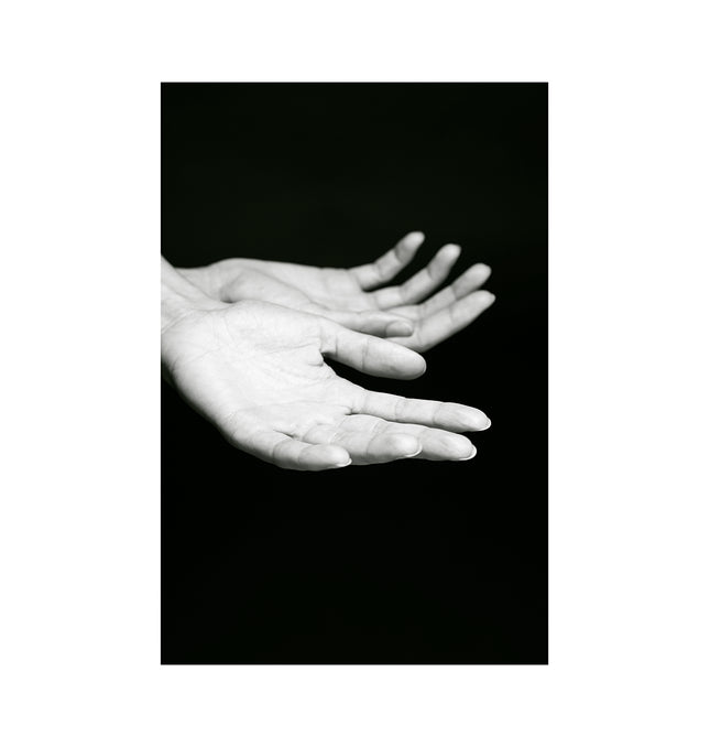 Manos de mujer en estudio fotográfico con fondo negro
