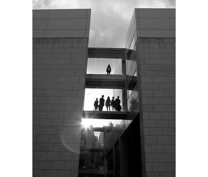 Fotografía de la pasarela en plaza Viriato con gente, en valencia