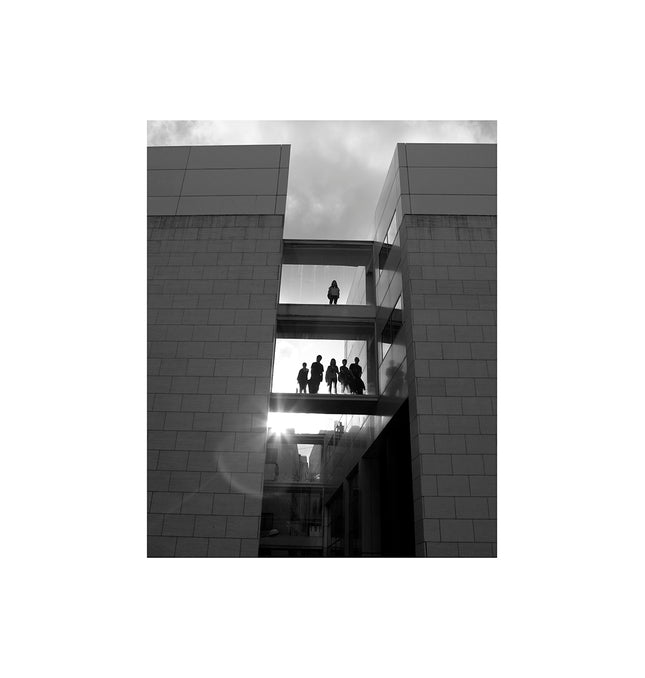 Fotografía de la pasarela en plaza Viriato con gente, en valencia