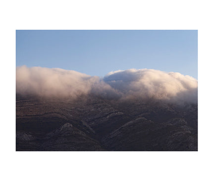 Montaña cubierta de nubes de Parcent municipio en la marina alta de Alicante