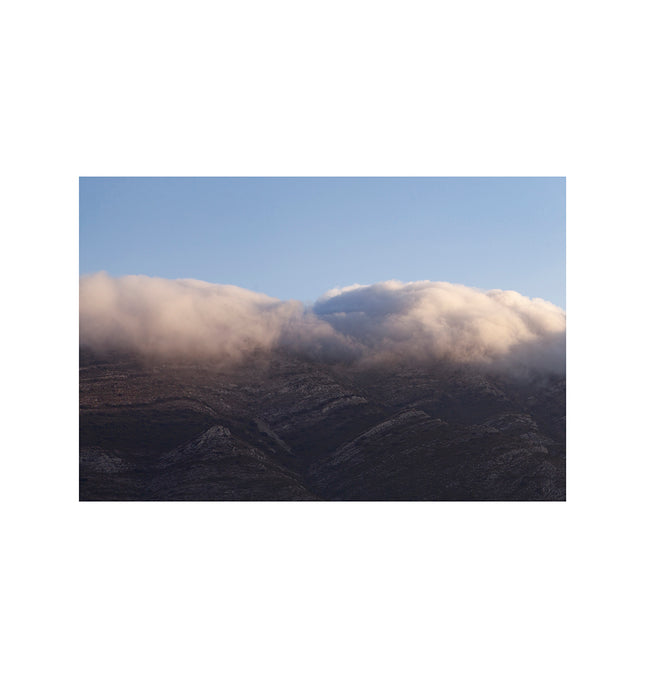 Montaña cubierta de nubes de Parcent municipio en la marina alta de Alicante